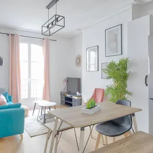 https://roquette-charming-apartment-near-bastille-6p.fr-paris.fr